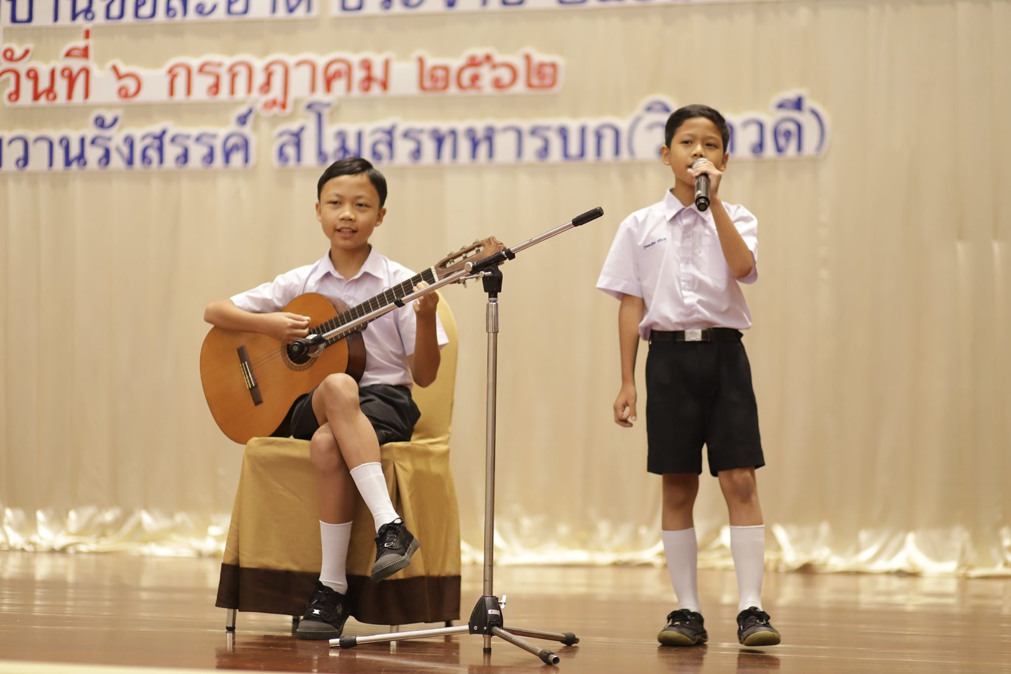 น้องโอเอ และน้องเอเจ โชว์เพลง 