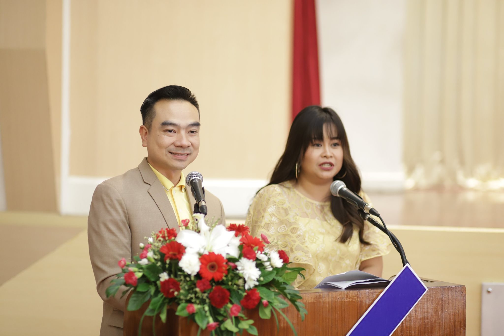 นายพิพัฒน์​ พึ่งพาพงศ์ และ นางสาวบุปผาวัลย์​ ศิริสวัสดิ์ พิธีกรดำเนินรายการ